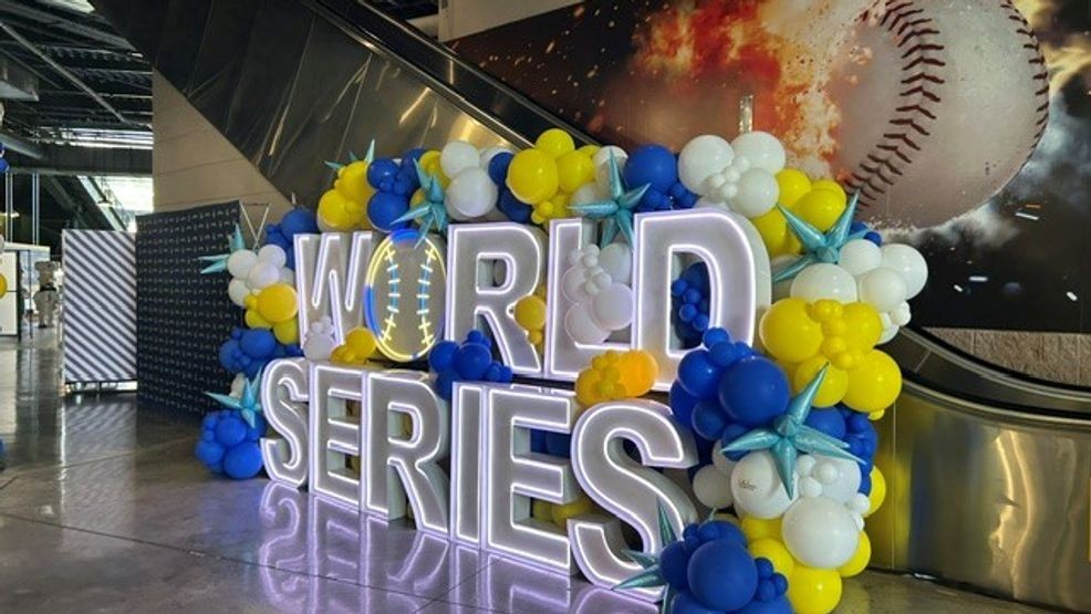 Scenes from outside the stadium| World Series Game 1 gallery — Fox 11 Green Bay Local, Napa Arts news